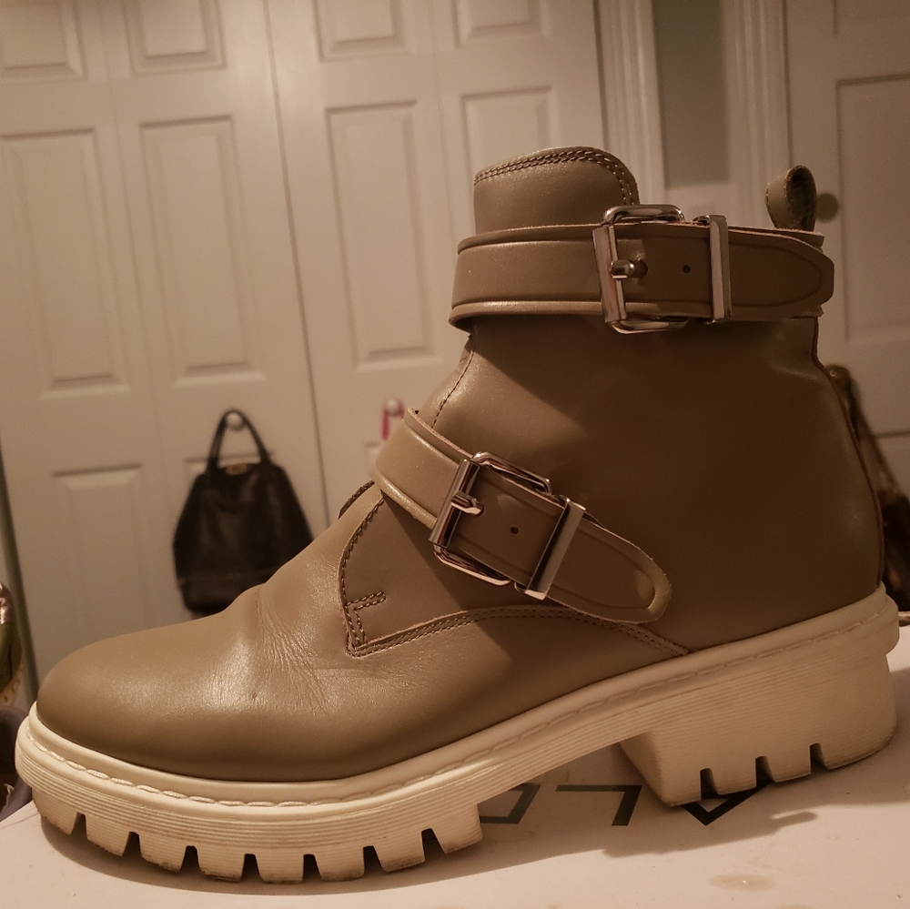 Shoes - Picture 3 of 9